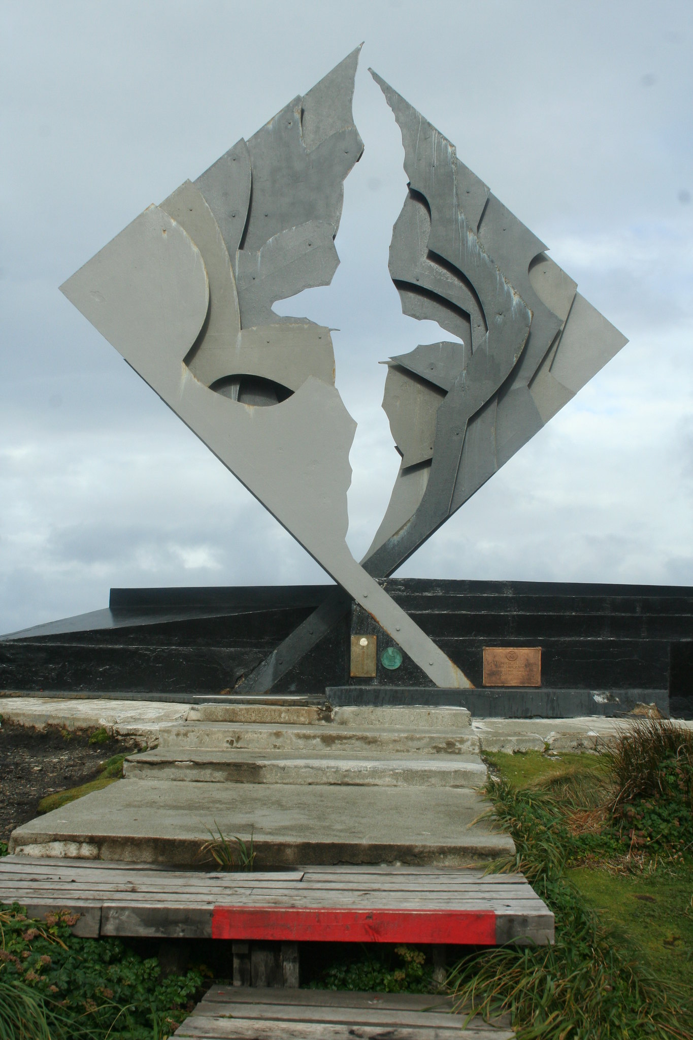 Monumento Cabo de Hornos con la silueta de un albatros