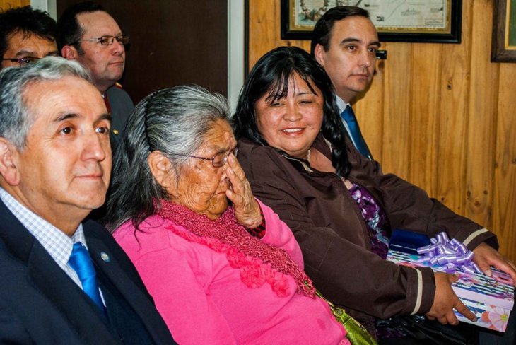 Tesoro Humano Vivo del pueblo yagán recibe emotivo homenaje de parte de la Universidad de Magallanes