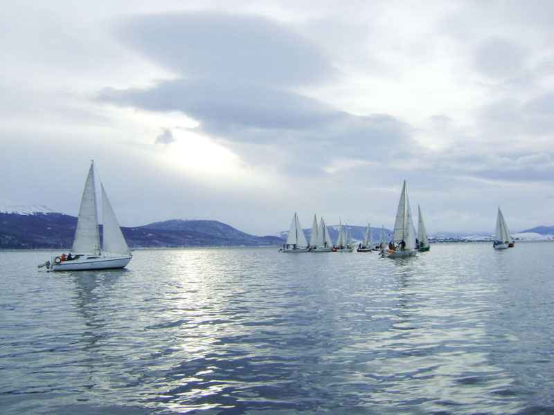 Dieciséis yates participaron en la regata internacional Glorias Navales 2.011 disputada en Puerto Williams. En la categoría mayor triunfó un representante de Ushuaia