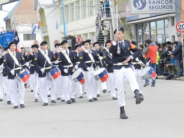 La comunidad de Ushuaia participó del desfile cívico militar.