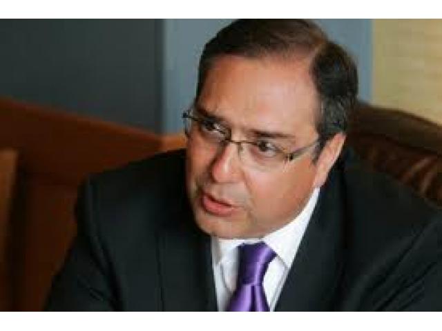 SENADOR CARLOS BIANCHI ENTREGA OFICIO DIRIGIDO A PRESIDENTA DEL SENADO
