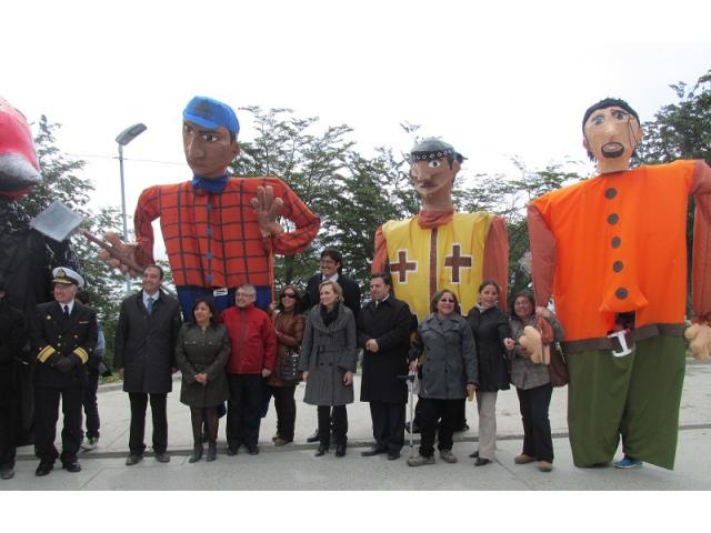 MARIONETAS GIGANTES CAUSARON SENSACIÓN EN EL ANIVERSARIO DE PUERTO WILLIAMS