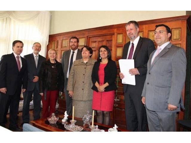 AUTORIDADES REGIONALES HICIERON ENTREGA “SIMBÓLICA” AL PLENO DE LA CORTE DE APELACIONES DEL PROYECTO DE LEY