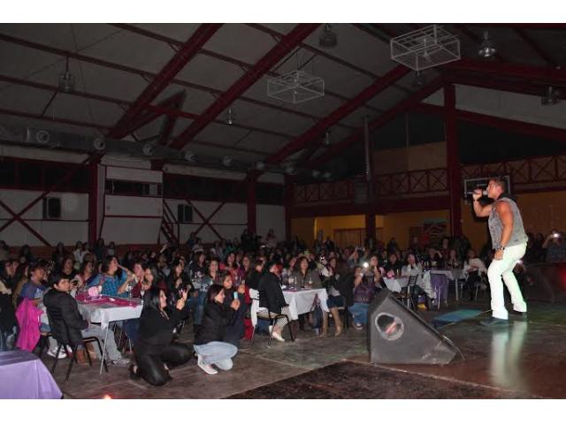 MUJERES DE PUERTO WILLIAMS FUERON AGASAJADAS EN SU DÍA