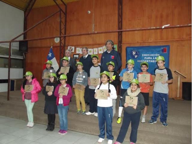 ESTUDIANTES Y COMUNIDAD EDUCATIVA DE LICEO DE PUERTO WILLIAMS SE COMPROMETEN CON EL TRABAJO AMBIENTAL