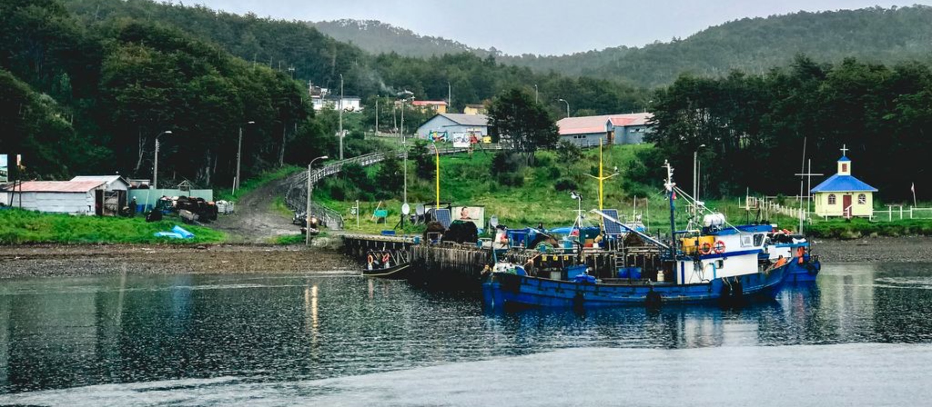 A Puerto Toro sólo se puede llegar en un barco que sale una vez al mes.