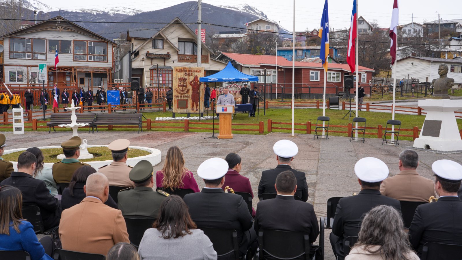 Puerto Williams celebra las Fiestas Patrias con el desfile cívico-militar más austral de Chile.