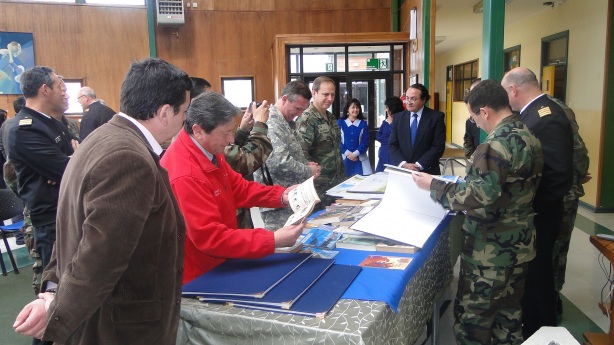 Academia de Guerra del Ejército entrega material bilbiográfico a Liceo de Puerto Williams