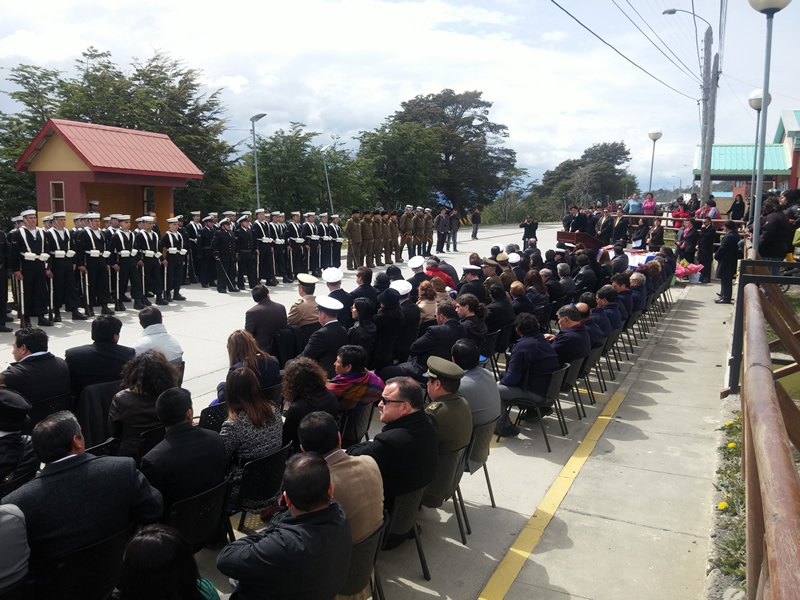 IMPORTANTES AUTORIDADES COMPARTIERON CON VECINOS EL DESFILE ANIVERSARIO DE PUERTO WILLIAMS