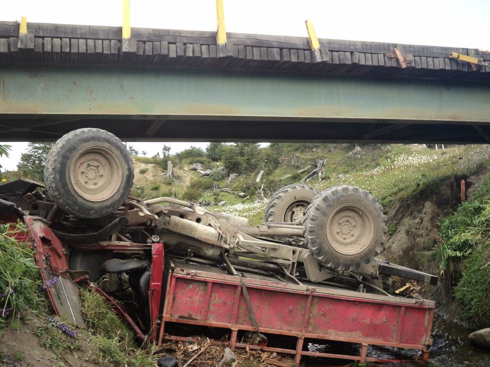 Camión cae de un puente en Puerto Williams