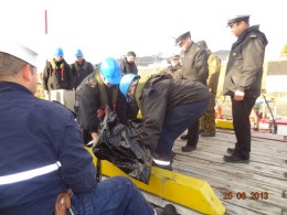 Patrullera de la Armada traslada cuerpo sin vida de trabajador de la estancia Douglas