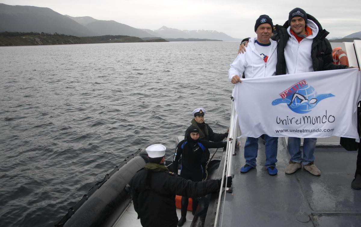 Nadadores de Chile y Argentina cruzan el Canal Beagle como gesto de hermandad