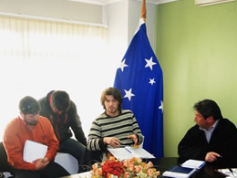 Dirigentes comunales de Puerto Williams se reúnen con Gobernador de la Provincia Antártica Chilena