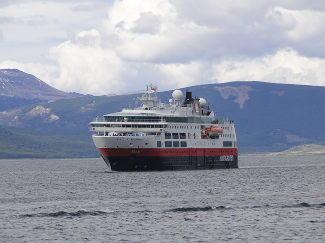 Gobierno realiza gestiones para incorporar a Puerto Natales en la rebaja de tarifas a cruceros que llegan al país