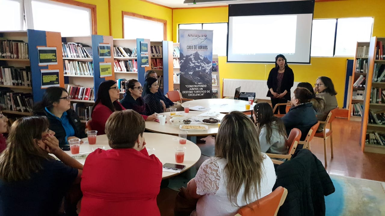 MUJERES DE PUERTO WILLIAMS CONCURRIERON A CONVERSATORIO