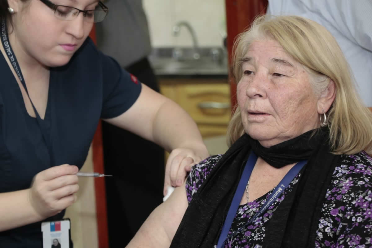 ADULTOS MAYORES DE PUERTO WILLIAMS FUERON LOS PRIMEROS EN PARTICIPAR DE LA CAMPAÑA DE VACUNACIÓN CONTRA LA INFLUENZA 2019
