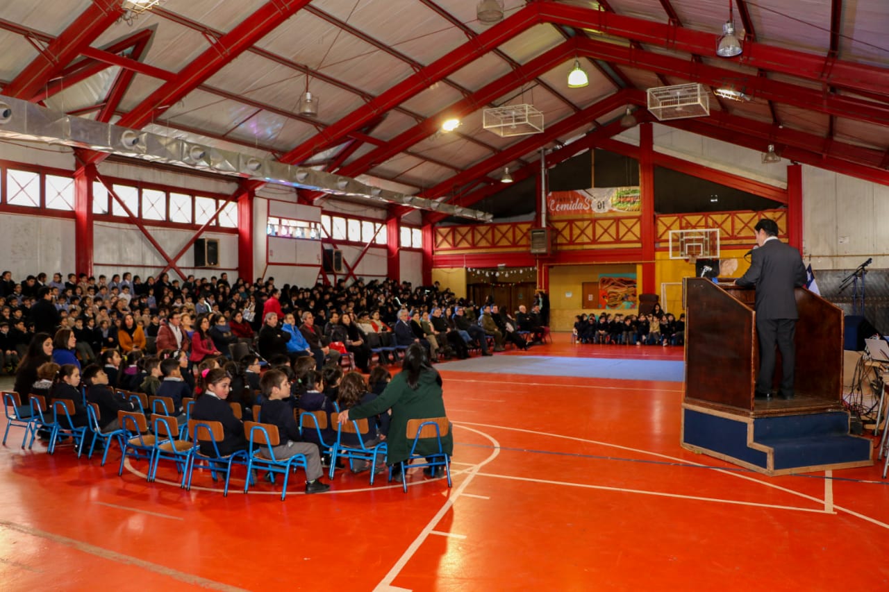 AUTORIDADES, PROFESORES Y COMUNIDAD EDUCATIVA DE PUERTO WILLIAMS DESPIDIERON A PROFESOR FALLECIDO
