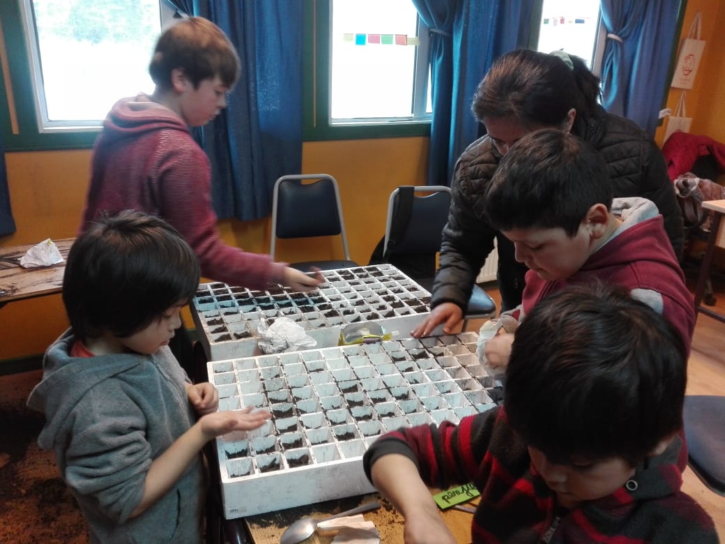 ESTUDIANTES DE PUERTO TORO PARTICIPAN DE ENTRETENIDO TALLER DE COMPOSTAJE