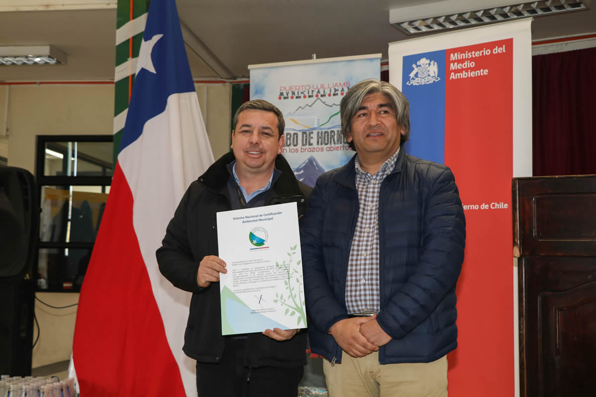 ILUSTRE MUNICIPALIDAD DE CABO DE HORNOS Y LICEO D.M.G., RECIBEN LA CERTIFICACIÓN AMBIENTAL.