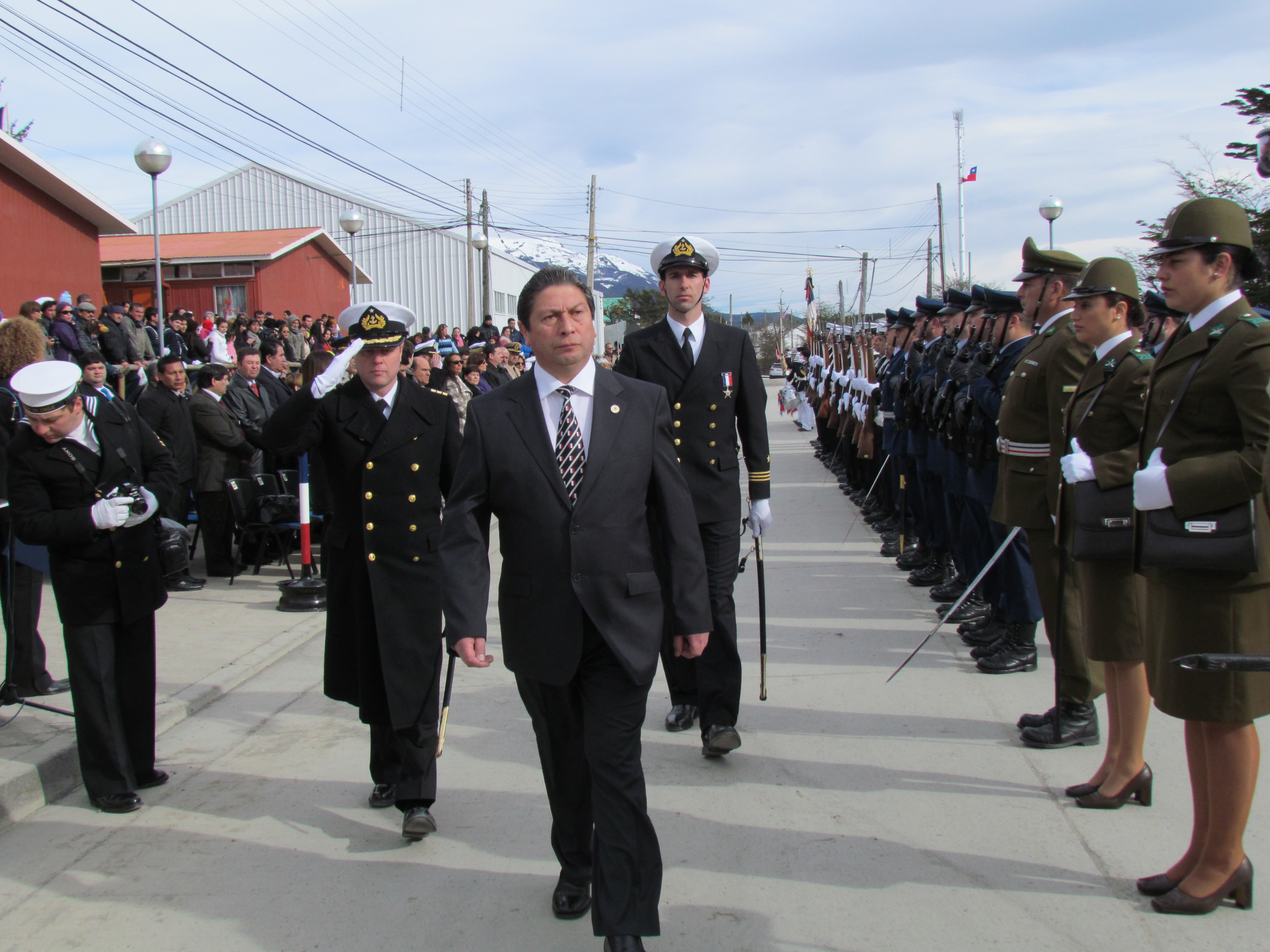 Tradicional desfile cívico militar en la capital Antártica Chilena