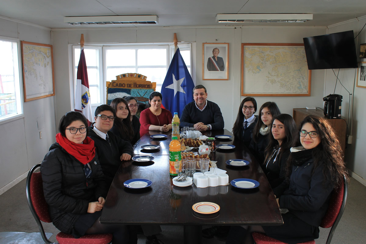 ALCALDE CABO DE HORNOS OFRECE DESAYUNO A ALUMNOS GANADORES REGIONALES DE TORNEO DELIBERA