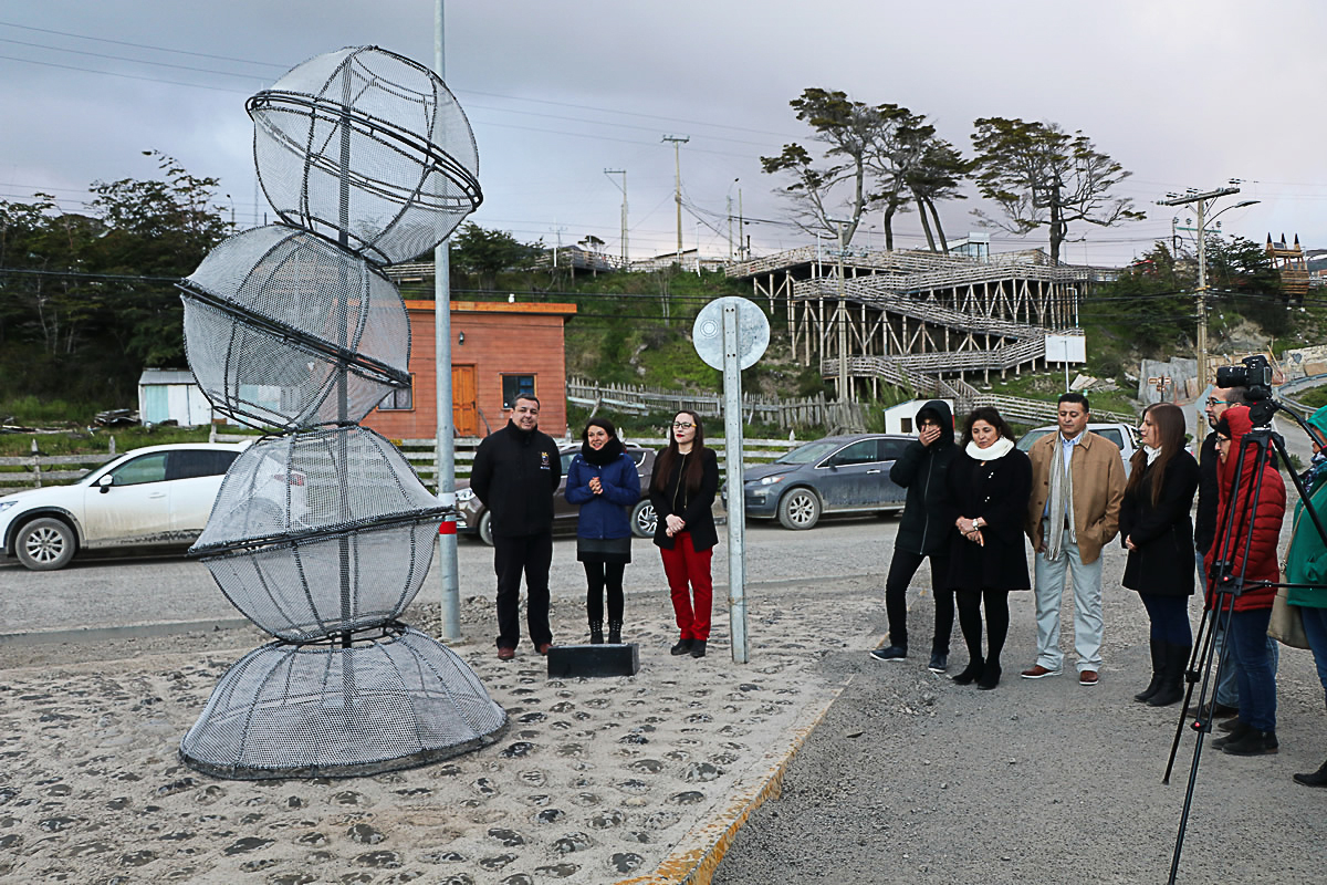 EN EL ACCESO PRINCIPAL DEL MUELLE DE PESCADORES DE PUERTO WILLIAMS SE INSTALÓ OBRA DE ARTE COLABORATIVO