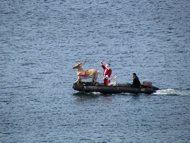 En sodiac llego el viejito pascuero a la ciudad de Puerto Williams.
