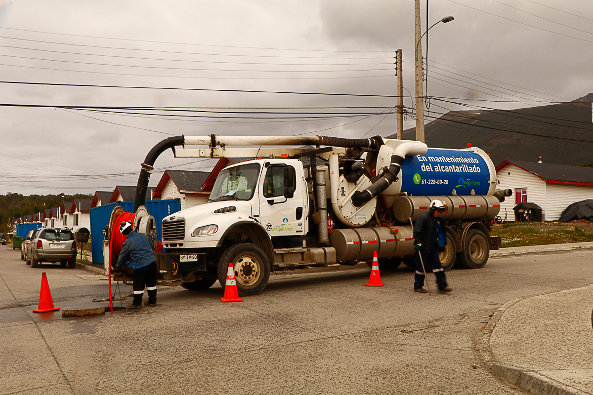 AGUAS MAGALLANES Y MUNICIPIO GESTIONAN TRAÍDA DE CAMION LIMPIADOR DE ALCANTARILLADO