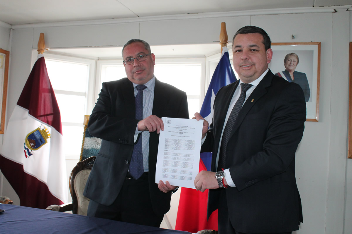 MUNICIPALIDAD DE PUERTO WILLIAMS FIRMA CONVENIO CON CONTRALORÍA REGIONAL