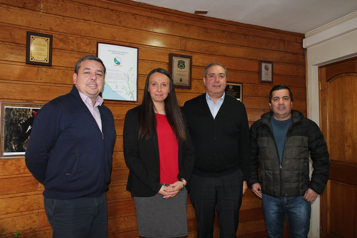 SENADOR CARLOS BIANCHI SE REÚNE CON ALCALDE,  CONCEJALES Y ADULTOS MAYORES  DE CABO DE HORNOS
