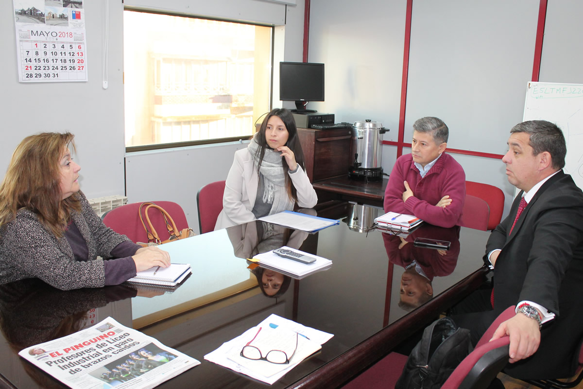 APOYO TÉCNICO Y CHARLAS INFORMATIVAS COMPROMETIÓ SERVIU PARA PUERTO WILLIAMS