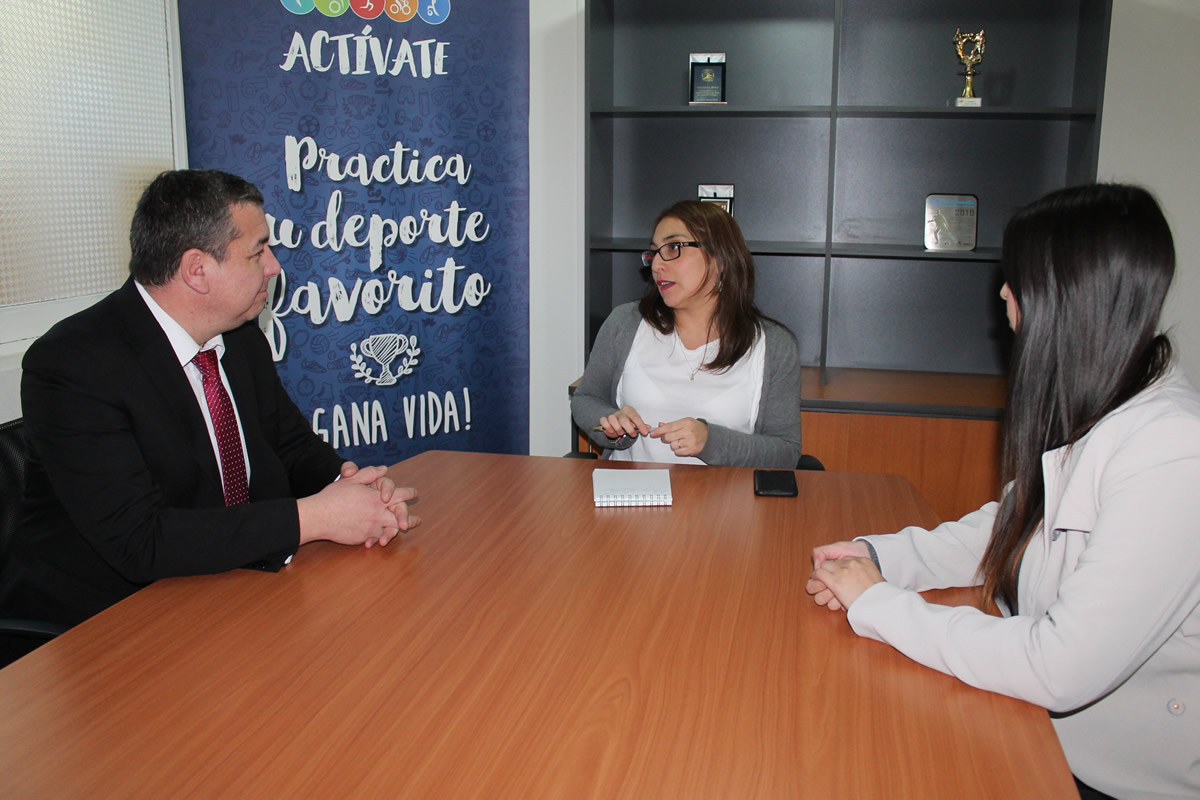 ALCALDE DE CABO DE HORNOS SE ENTREVISTA CON SEREMI DEL DEPORTE