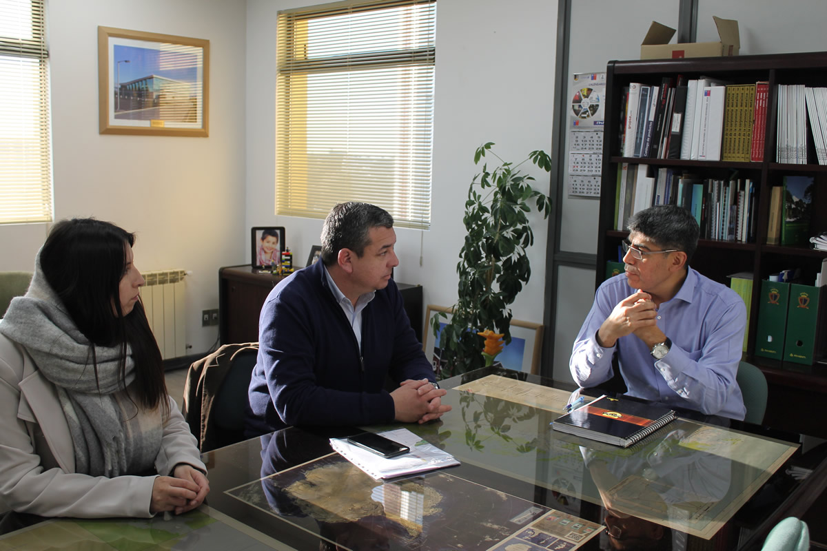 DIRECTOR REGIONAL DE ARQUITECTURA DEL MOP RECIBE A ALCALDE DE CABO DE HORNOS