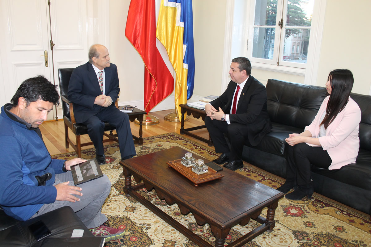 ALCALDE DE CABO DE HORNOS ES RECIBIDO POR INTENDENTE REGIONAL