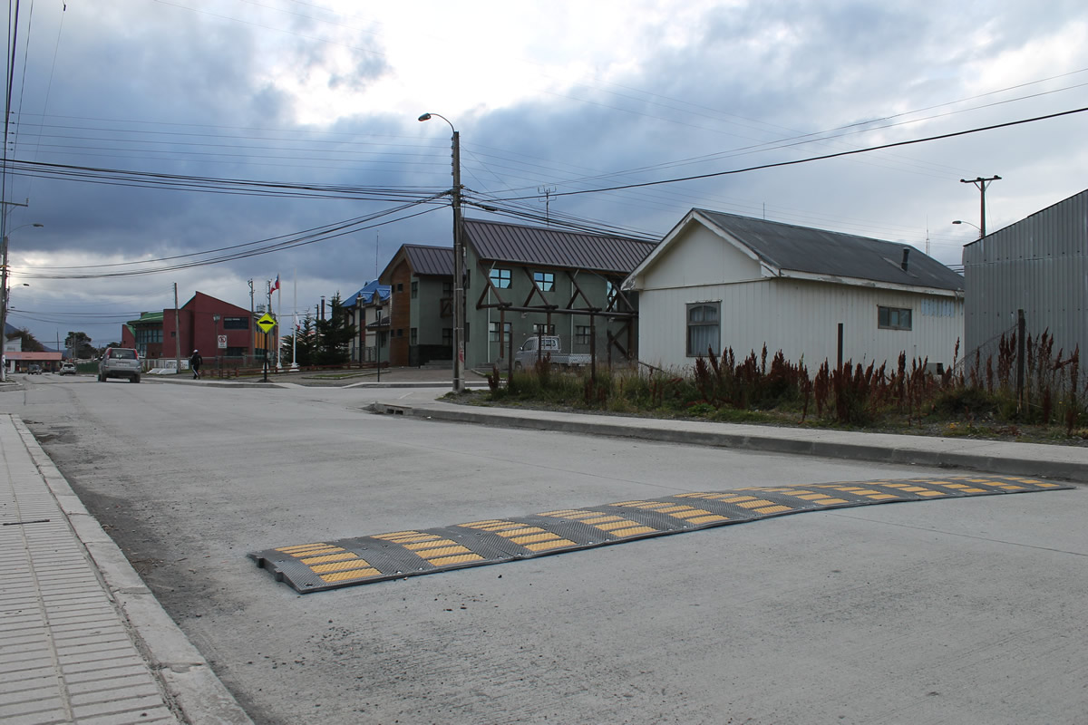 SE INSTALAN PRIMEROS REDUCTORES DE VELOCIDAD EN PUERTO WILLIAMS