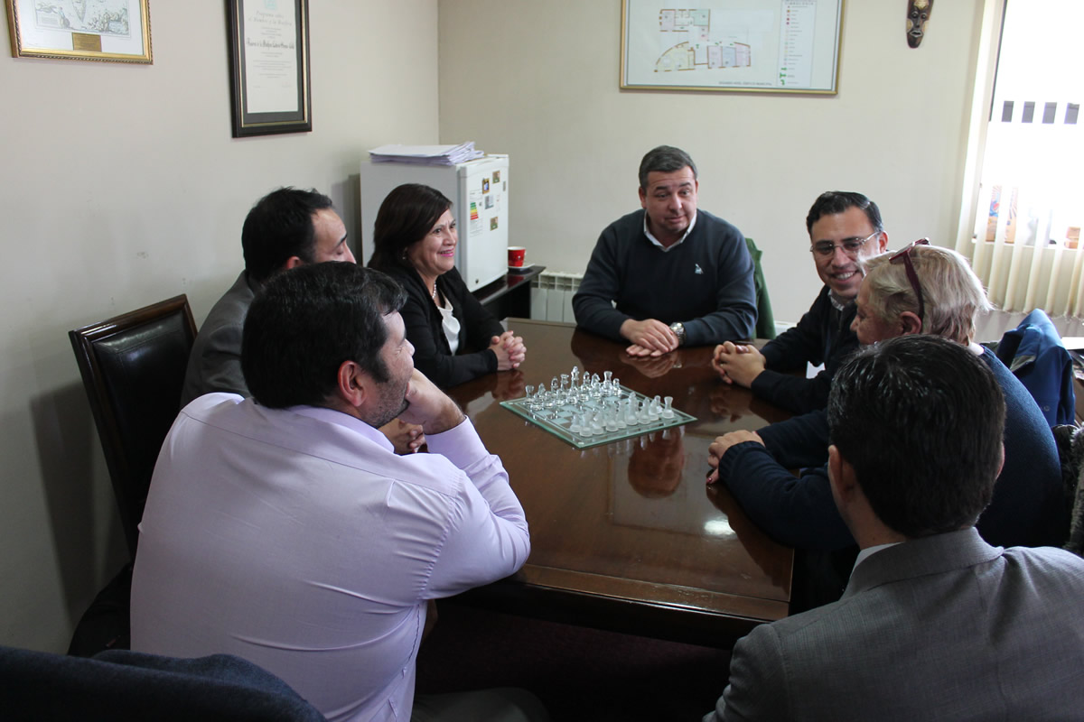 FUNCIONARIOS DE LA SUPERINTENDENCIA REGIONAL DE EDUCACIÓN VISITAN CABO DE HORNOS