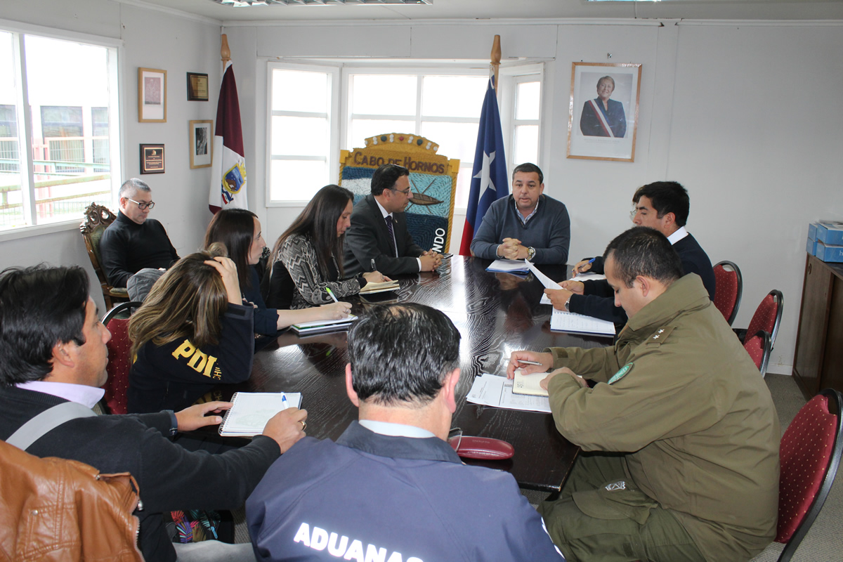 ALCALDE Y CONSEJO COMUNAL DE SEGURIDAD PÚBLICA DE CABO DE HORNOS SOLICITAN A CARABINEROS DE OS7 REALIZAR CHARLAS Y TALLERES DE PREVENSIÓN EN CONSUMO DE DROGAS EN PUERTO WILLIAMS