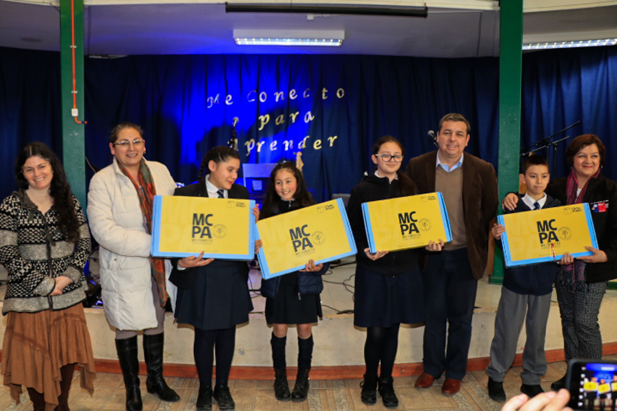 MINISTERIO DE EDUCACIÓN Y JUNAEB HICIERON  ENTREGA DE COMPUTADORES A ESTUDIANTES BENEFICIARIOS DEL PROGRAMA “ME CONECTO PARA APRENDER”