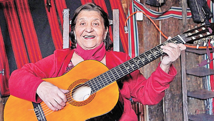 FOLCLORISTA MAGALLÁNICA TERESA ARAVENA REALIZARÁ HOMENAJE A VIOLETA PARRA EN PUERTO WILLIAMS