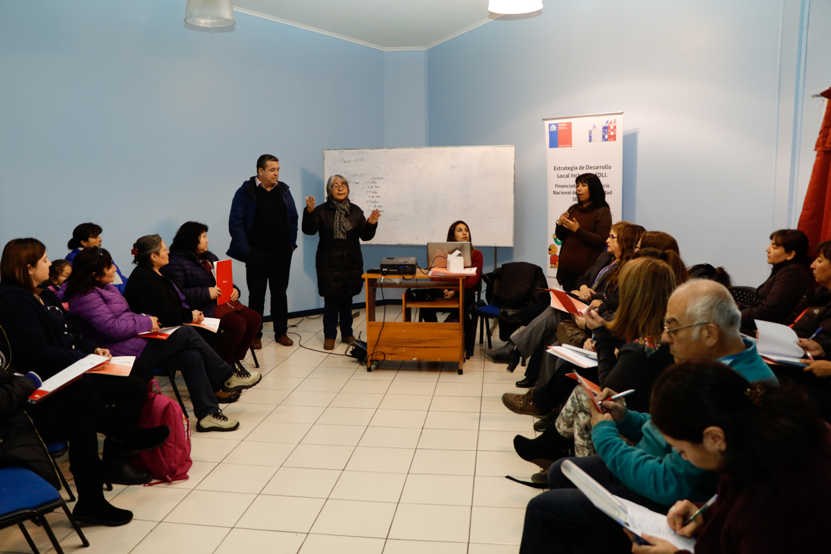 GRAN PARTICIPACIÓN DE LA COMUNIDAD DE PUERTO WILLIAMS EN TALLER DE LENGUA DE SEÑAS