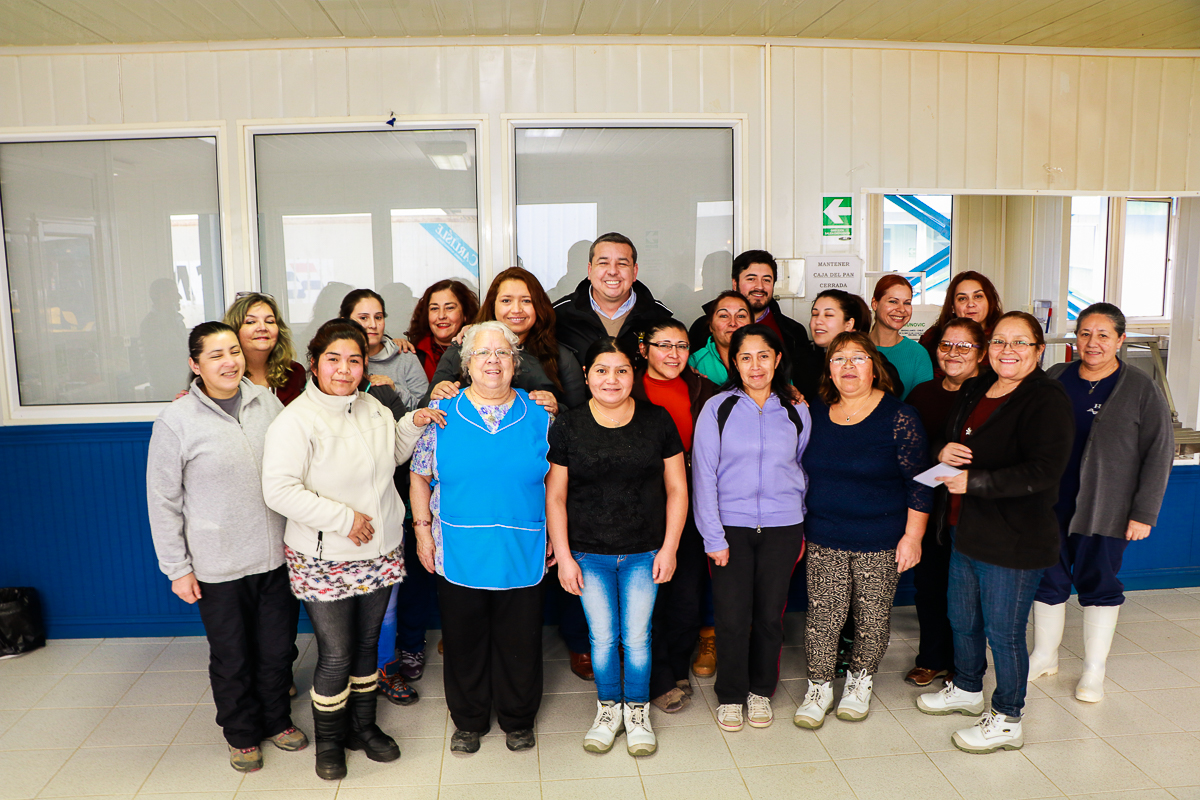 MAMÁS TRABAJADORAS DE PESQUERA DE PUERTO WILLIAMS RECIBIERON SALUDO DEL JEFE COMUNAL