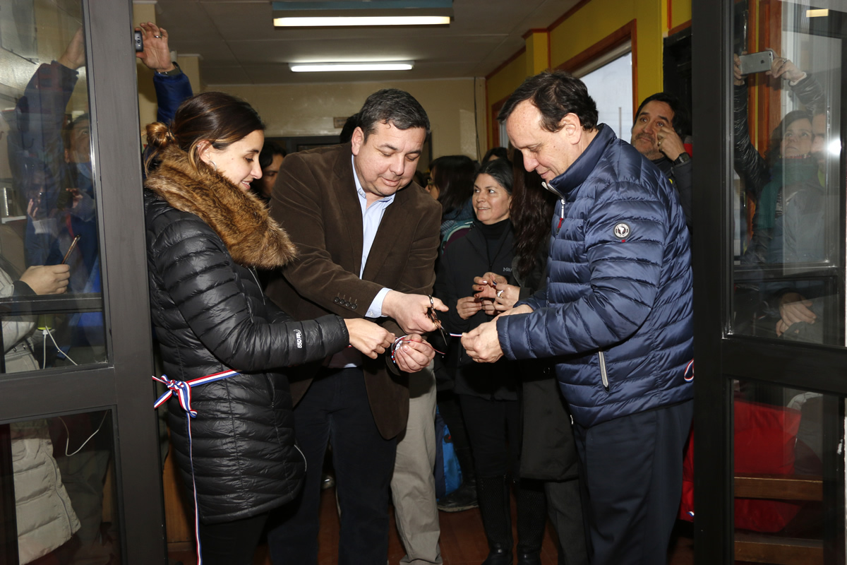 AUTORIDADES DE LA UC Y MUNICIPIO DE CABO DE HORNOS INAUGURAN EN PUERTO WILLIAMS BIBLIOTECA ESCOLAR FUTURO