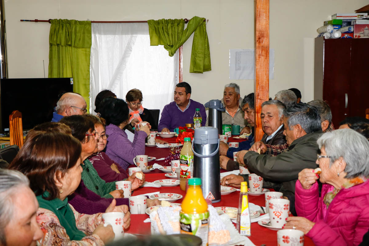 ALCALDE DE CABO DE HORNOS VISITA A INTEGRANTES DEL CLUB DEL ADULTO MAYOR “ROSA YAGAN” DE PUERTO WILLIAMS