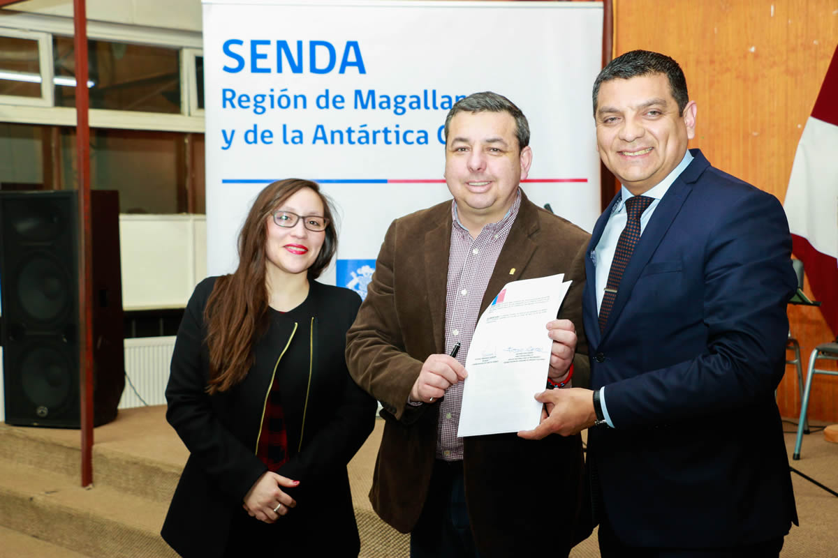 MUNICIPIO SUSCRIBE CONVENIO CON SENDA PARA INSTALAR EN CABO DE HORNOS PROGRAMA DE PREVENCIÓN DE DROGAS