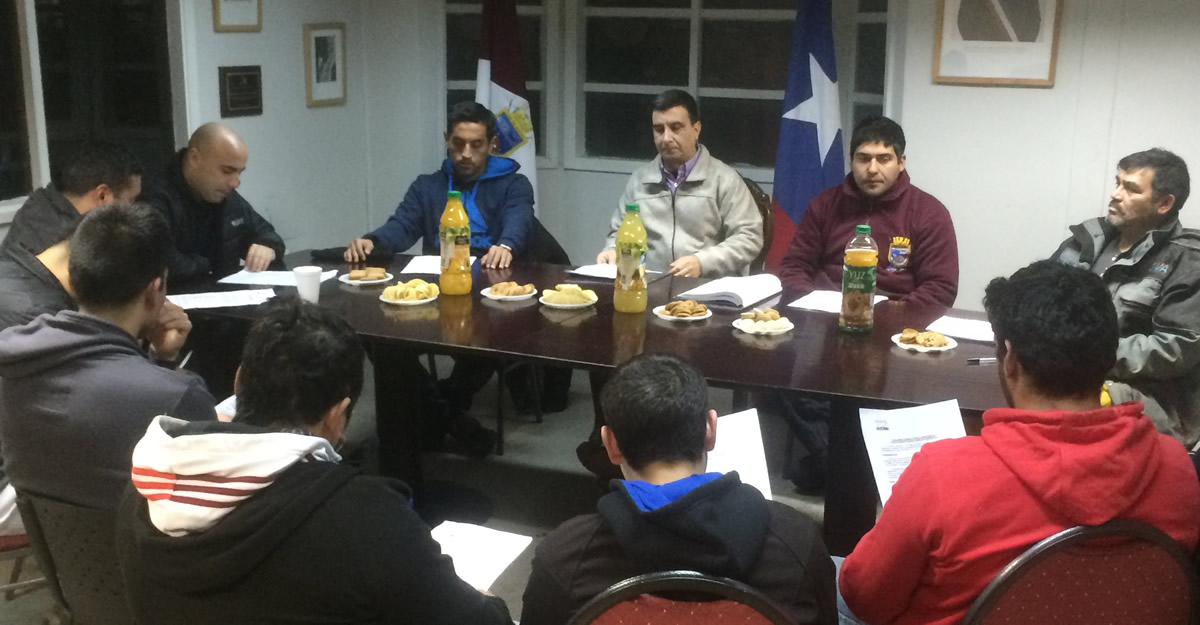 ARBITRO PROFESIONAL DEL FUTBOL CHILENO SE REUNIÓ CON DELEGADOS Y ARBITROS LOCALES