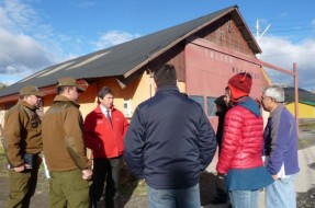 Limpian las calles de Puerto Williams para potenciar turismo.