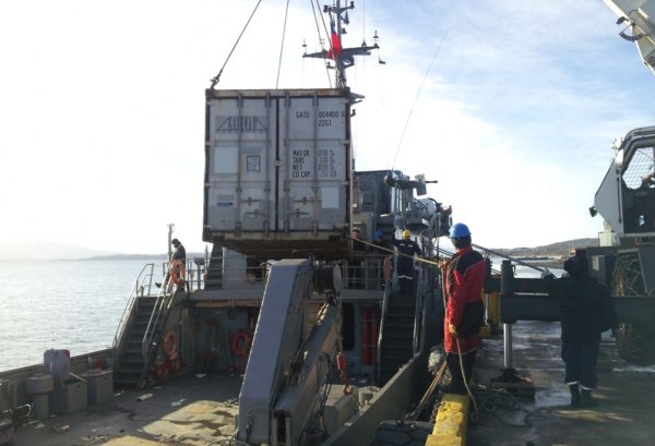 Buque de la Armada trasladó 8 toneladas de alfalfa en ayuda a ganadero