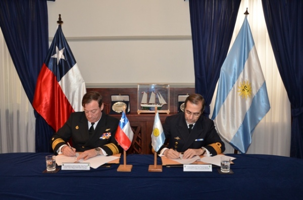 Armadas de Chile y Argentina firman acuerdo de interoperatividad y cooperación