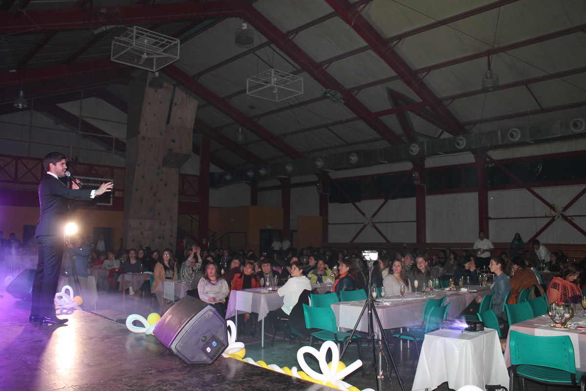 IMPECABLE ASISTENCIA DE “MAMITAS” EN CENA DE HOMENAJE POR “DÍA DE LA MADRE”.
