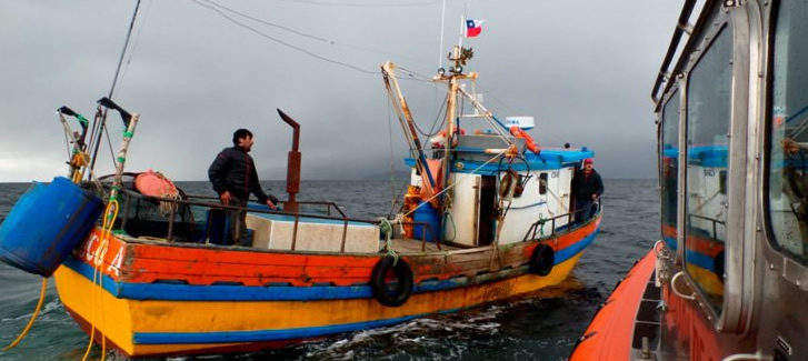 Pescador artesanal cae al mar en Puerto Williams: Armada acude al rescate